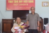 Đồng chí Phó Bí thư Tỉnh ủy dự Lễ trao tặng Huy hiệu 70 năm tuổi Đảng tại thị trấn Đăk Rve, huyện Kon Rẫy